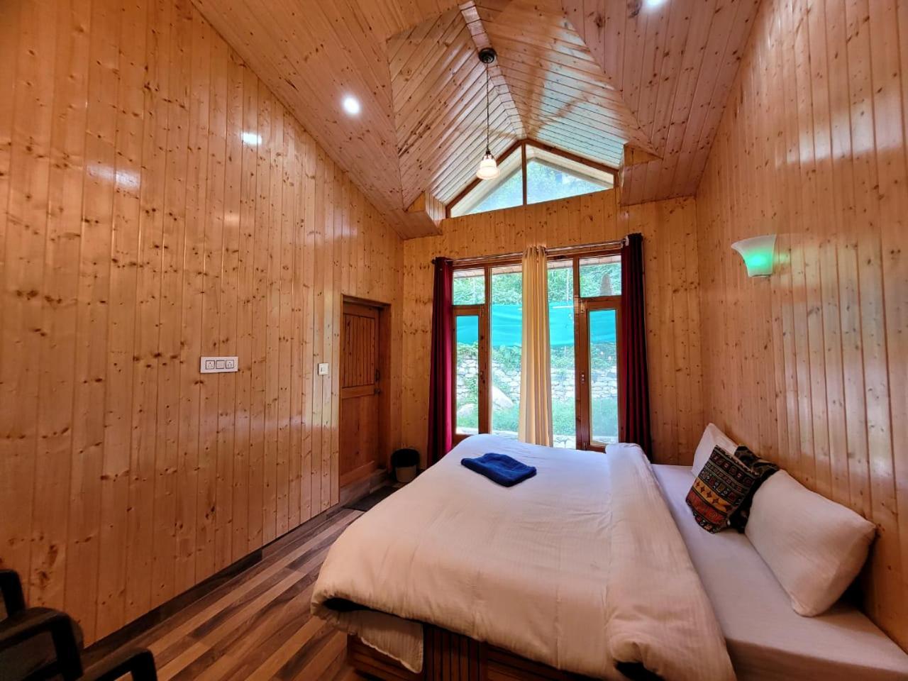Peekaboo Stays Jibhi Room photo